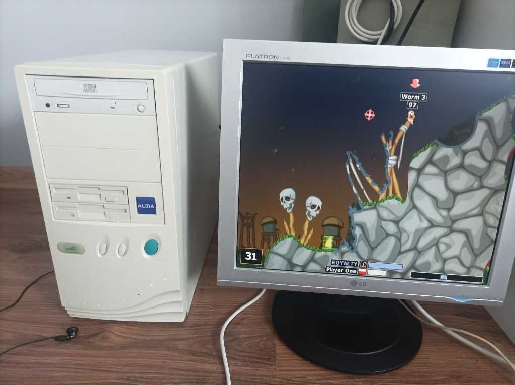 Retro komputer Celeron. Gry DOS.
