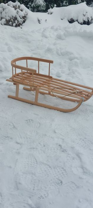 Sanki drewniane z oparciem