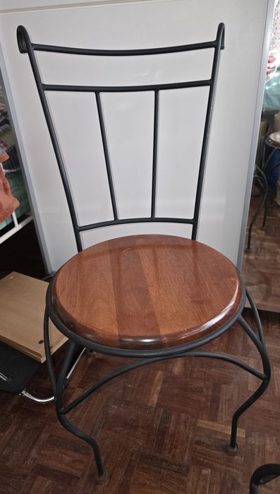 Ferro forjado e madeira da Malásia. 2 Estantes, Mesa, 4 Cadeiras