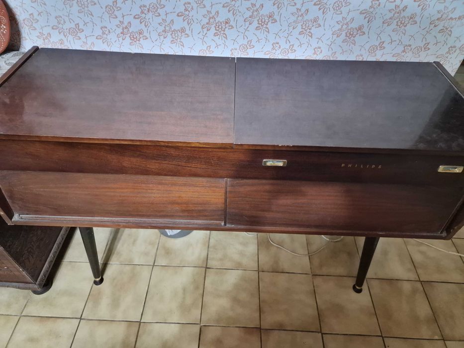 Móvel antigo Philips Com Gira Dicos e Rádio