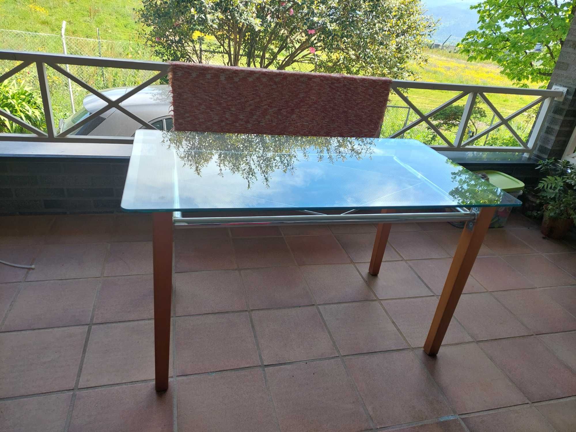 Conjunto mesa e cadeiras