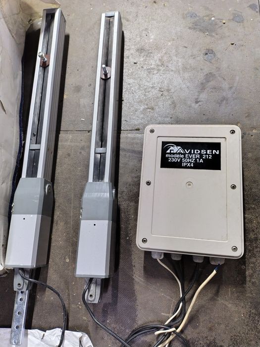 Ewer 212 mechanizm do otwierania bram dwuskrzydłowych