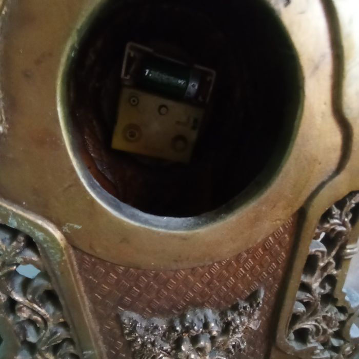 Rosyjski zegar z tworzywa uszkodzony