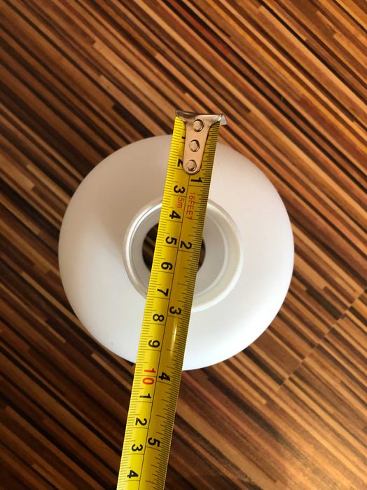 Stary żyrandol drewniany z białymi kloszami