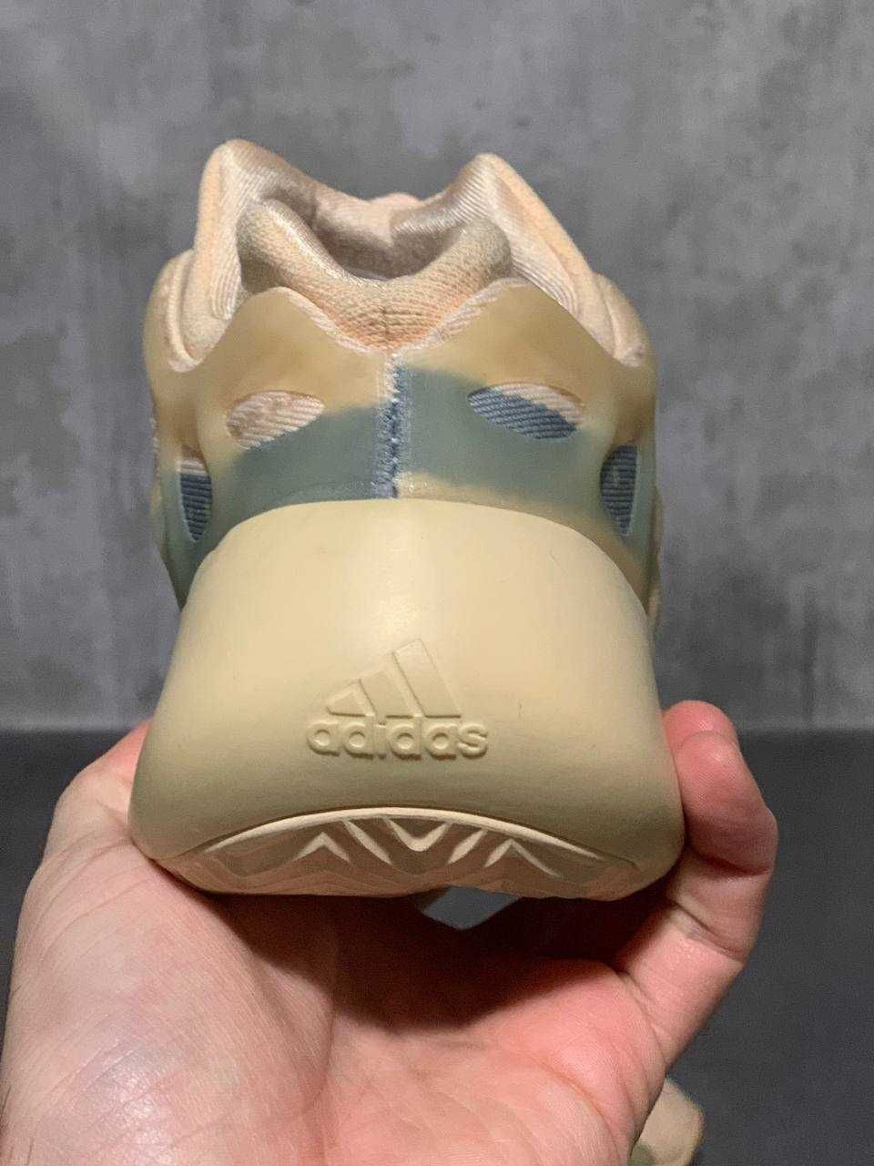 Кроссовки кросівки Adidas Yeezy Boost 700 V3