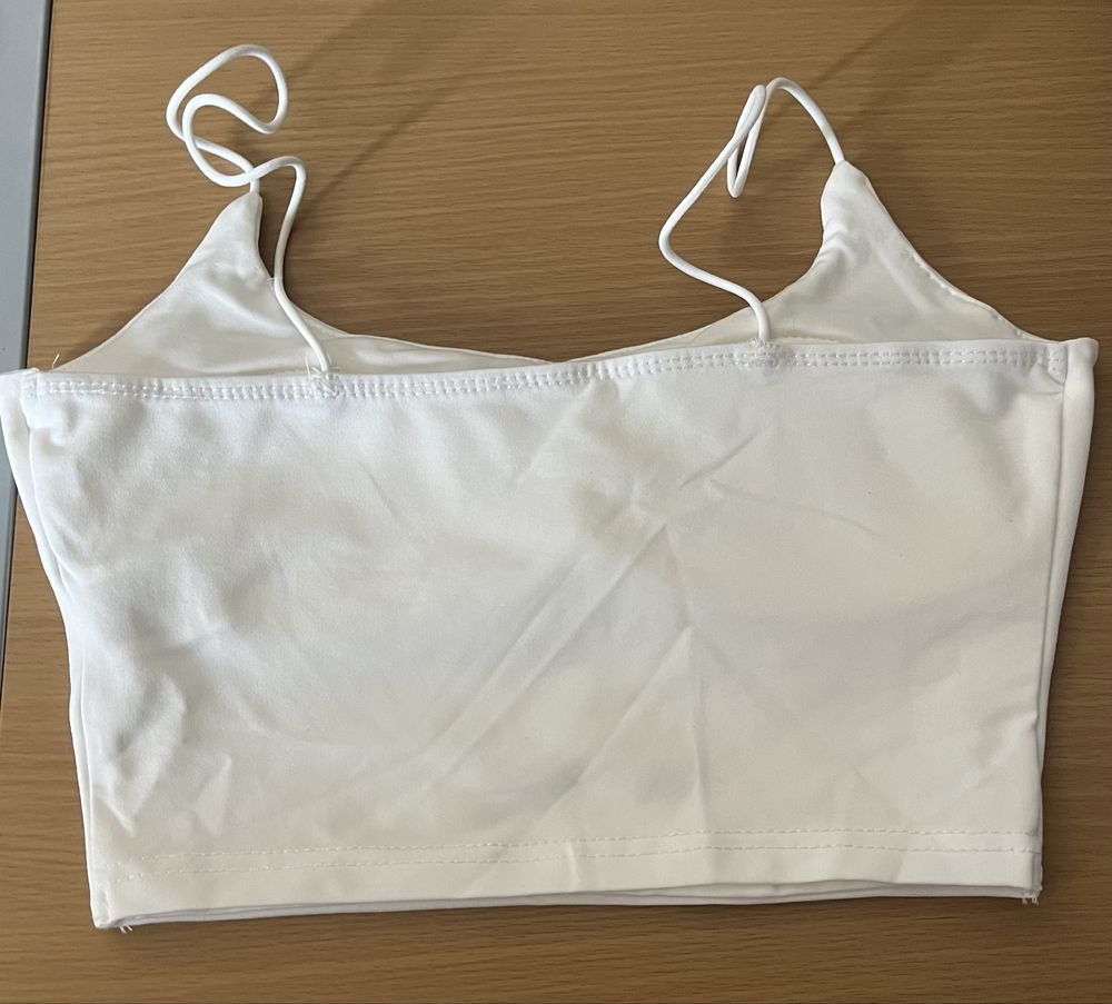 Top branco com preenchimento no peito