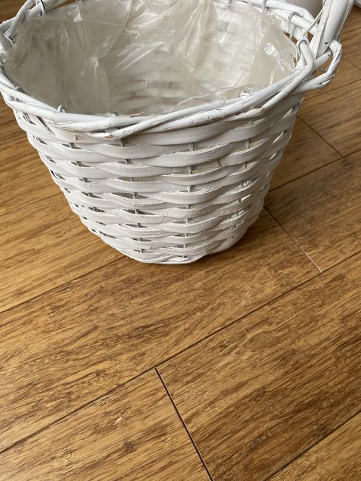 Biały kosz wiklinowy na kwiaty