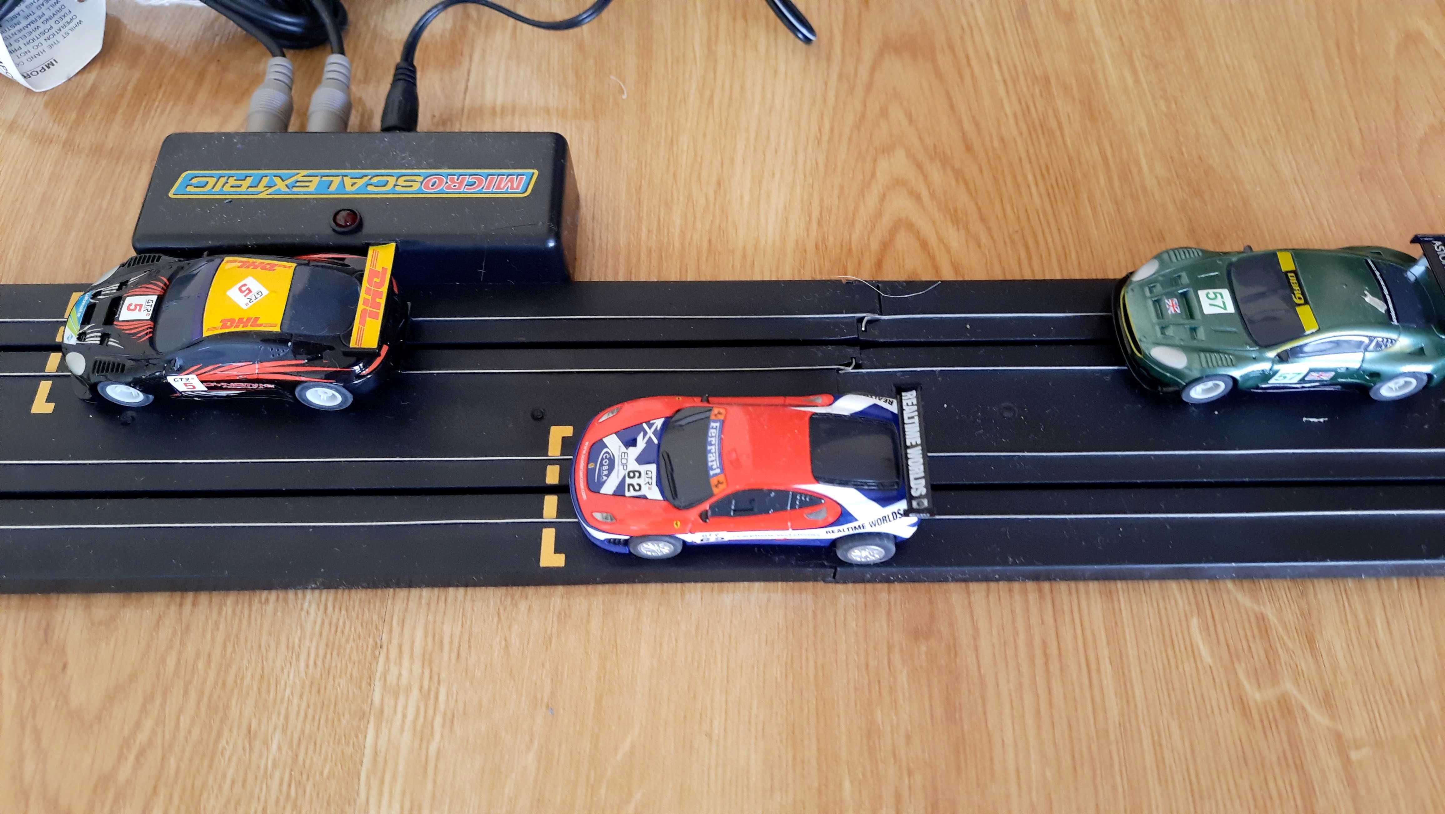 Tor wyścigowy Micro Scalextric 1:64 z 3 autani NOWY