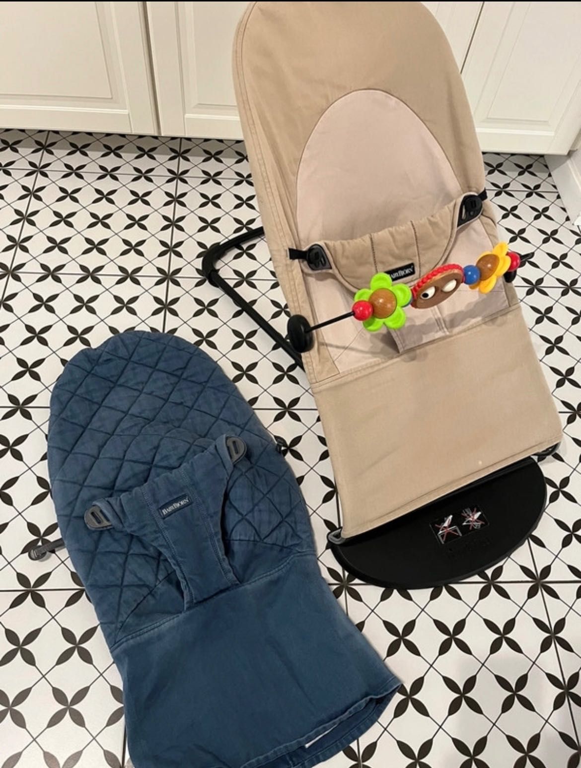 Leżaczek BabyBjörn + dodatkowe poszycie + oryginalna zabawka – OKAZJA!