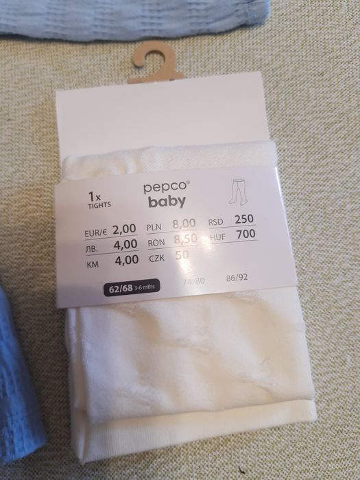 Błękitna sukienka z długim rękawem + białe nowe rajstopy Primark r. 62