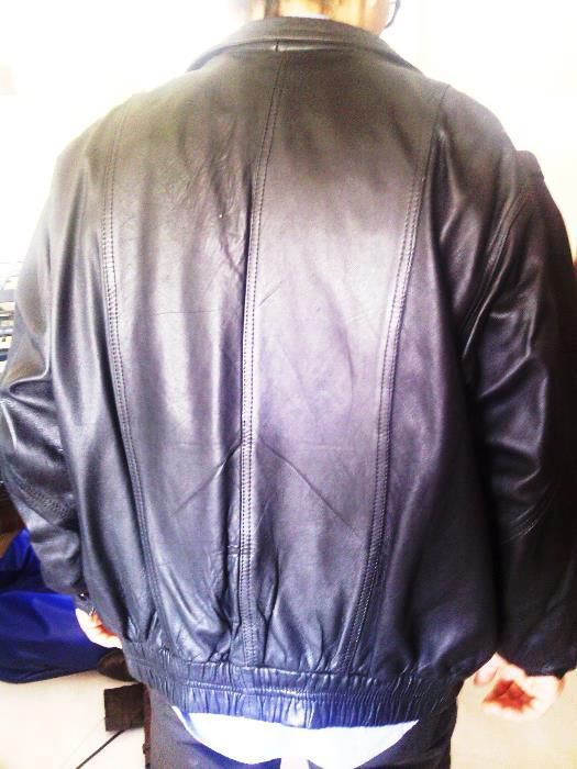 Blusão em pele para homem de cor preta