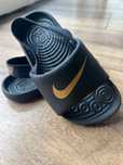 Klapki kąpielowe dziecięce Nike rozm. 25 wypada na 23