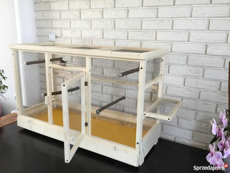 Klatka woliera drewniana dla ptaków egzotycznych.