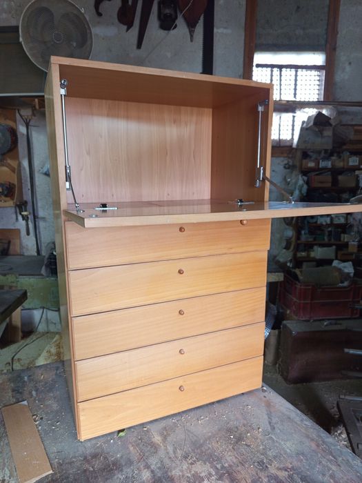 Móvel de sala com gavetas e bar