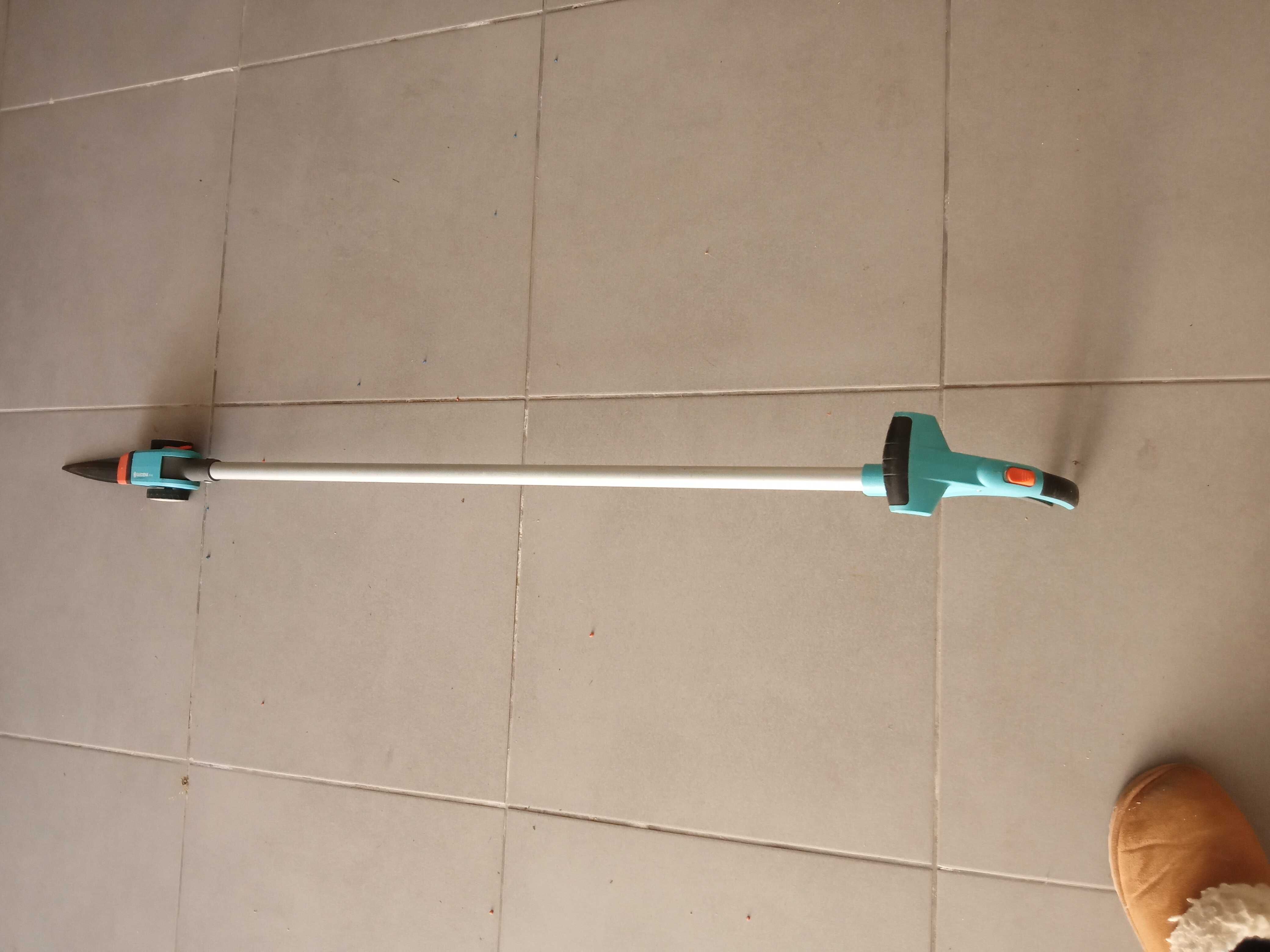 Tesoura para aparar cantos de relva GARDENA.