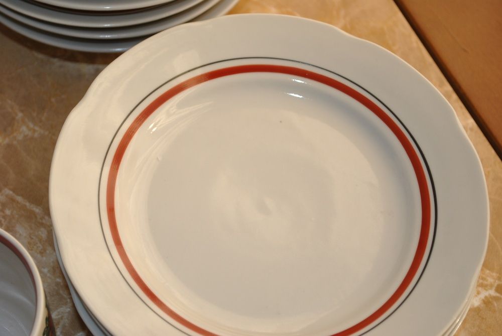 Набор для завтрака / Обеденный сервиз. Тарелки, чашки, пашотницы