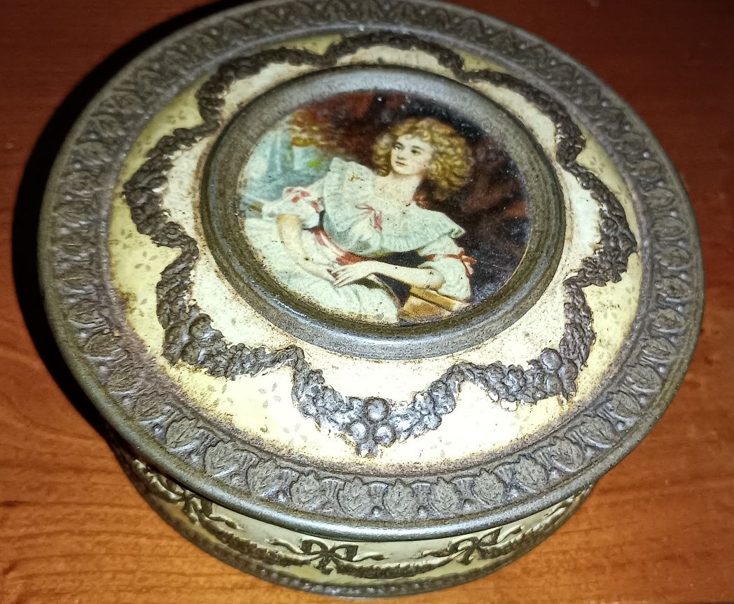 Caixa de lata lvintage redonda em relevo design vitoriano