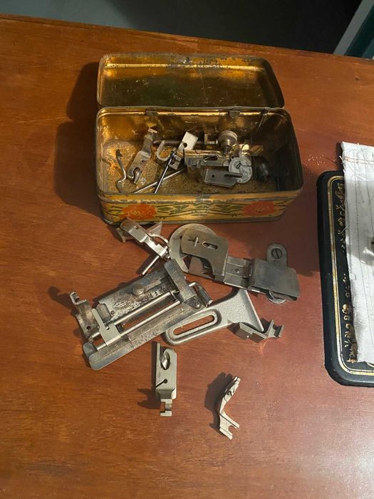 Máquina de costura, marca alemã Pfaff, antiga, a cozer muito bem