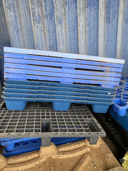 Paletes de plastico e contraplacado