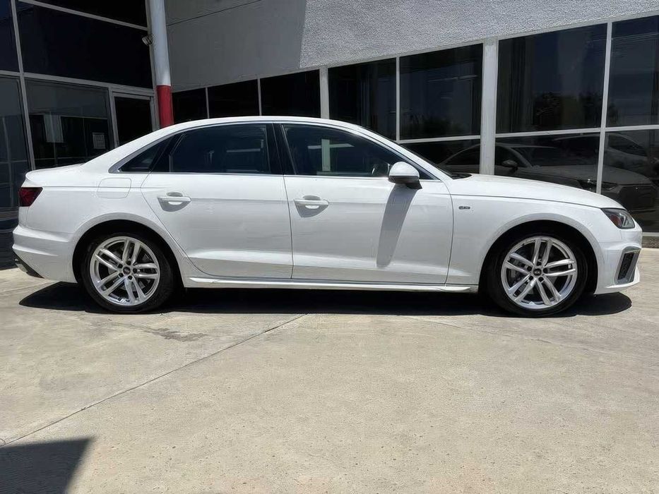 Audi A4      2023