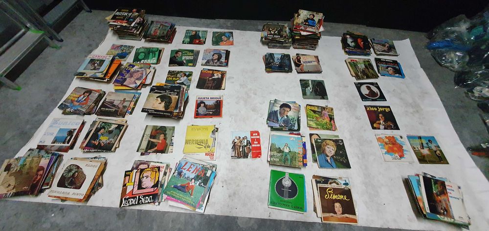 Discos de vinil pequenos de 45 rotações.