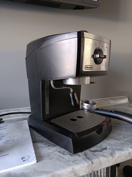 Пропоную якісну кавоварку-ручку Делонгі.