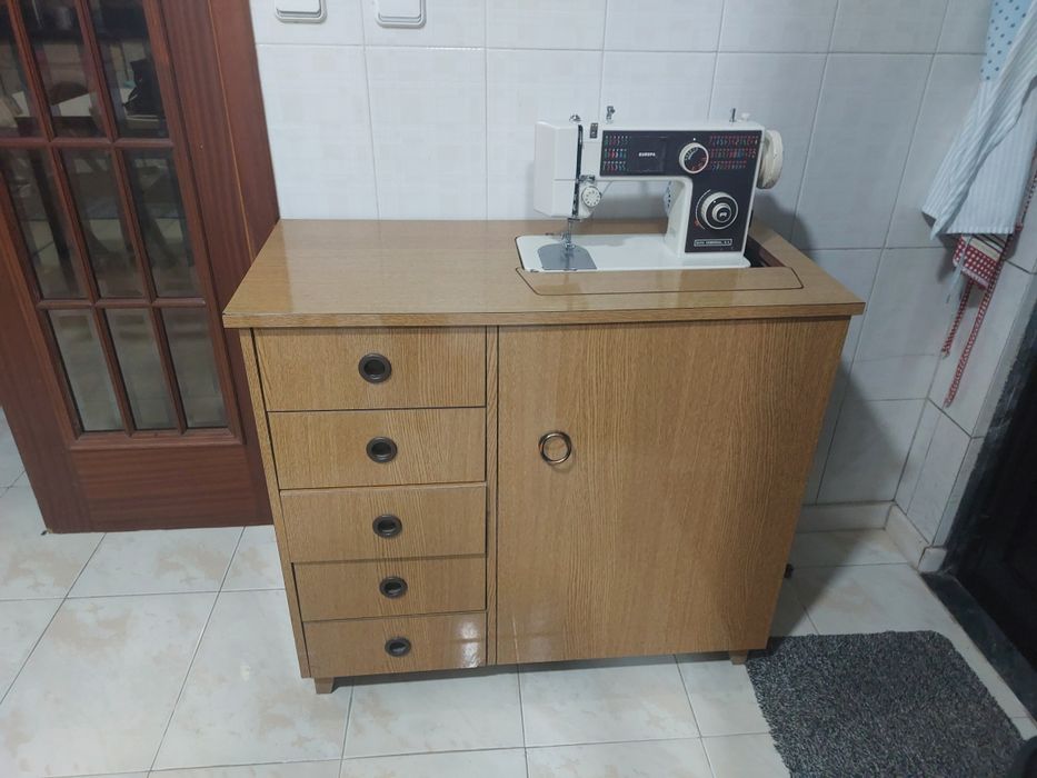 Máquina de costura com móvel