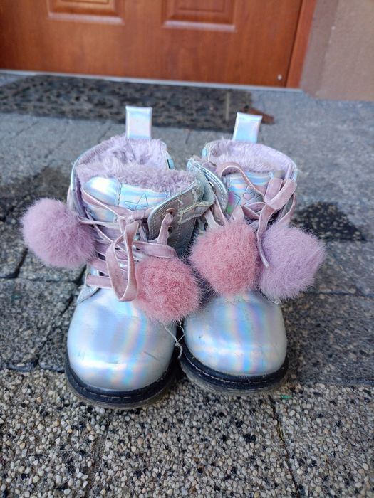 Sprzedam buty zimowe dla dziewczynki.
