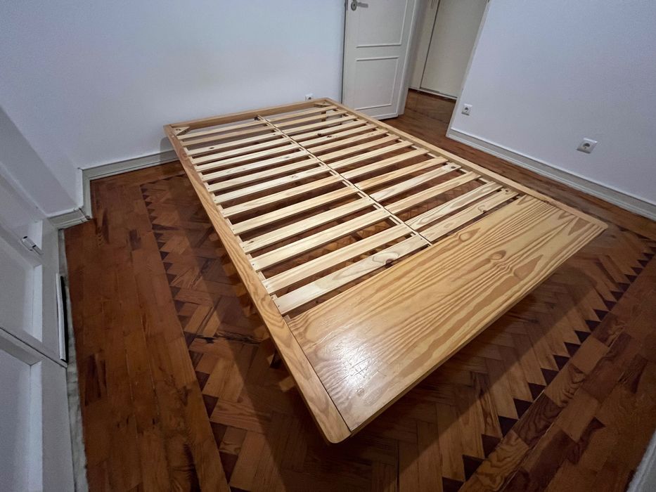 Cama de casal de madeira (sem colchão)