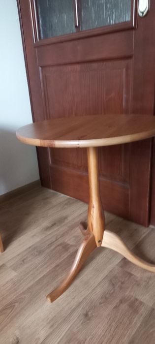 Półka stojąca oraz stolik okrągły Ikea