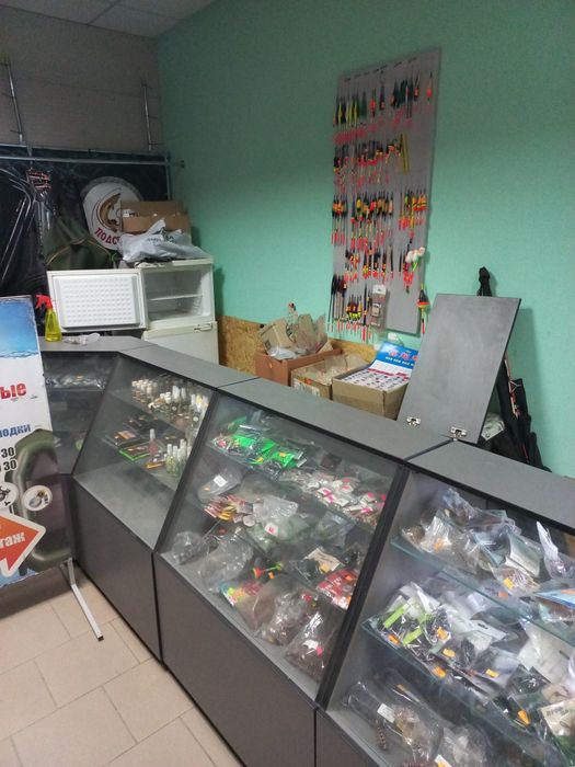 Продам недорого торговую мебель.