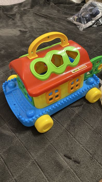 Іграшка сортер будинок на колесах