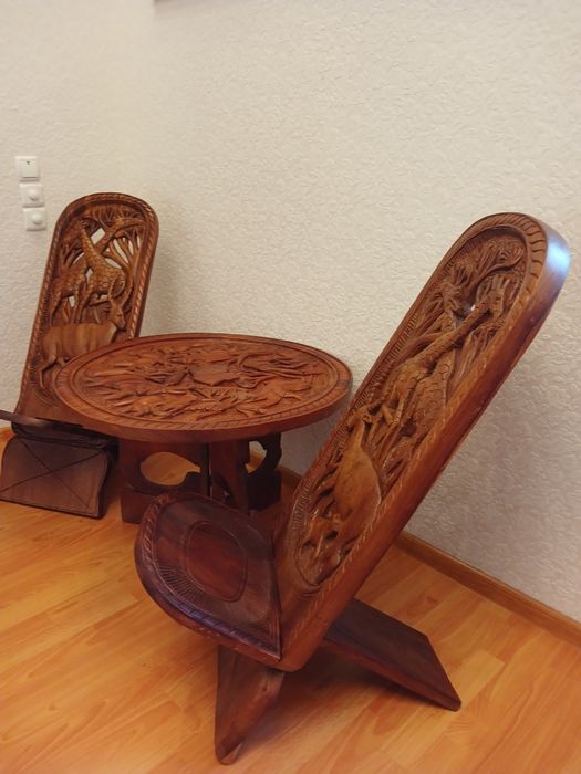 Столик і крісла з червоного дерева
