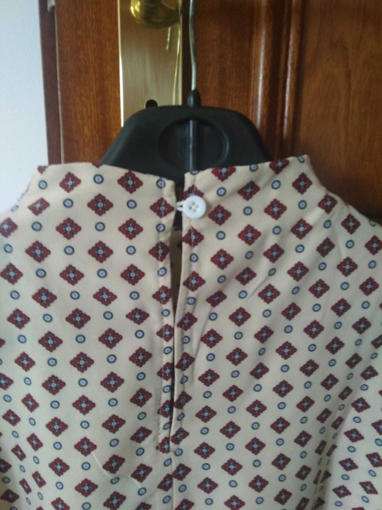 Blusa estampada gola subida