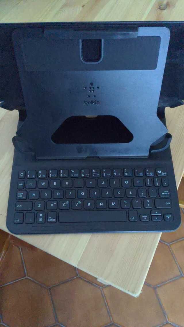 Capa teclado para tablet. Marca Belkin