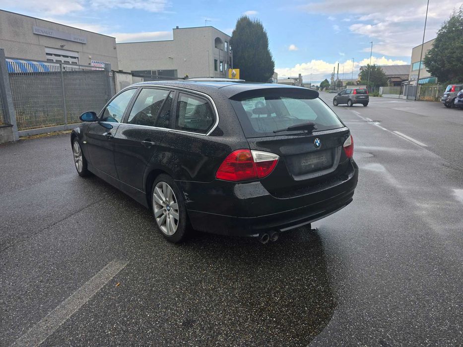 Bmw 330d 4x4  Posiadam inne  auta  z  włoch  całe  i uszkodzone