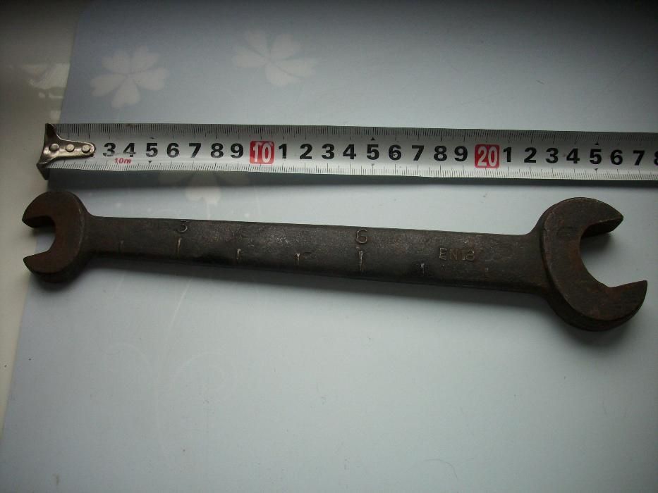 Zabytkowy,kolekcjonerski klucz z podziałką w cm i calach