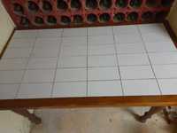 Mesa de cozinha com azulejos