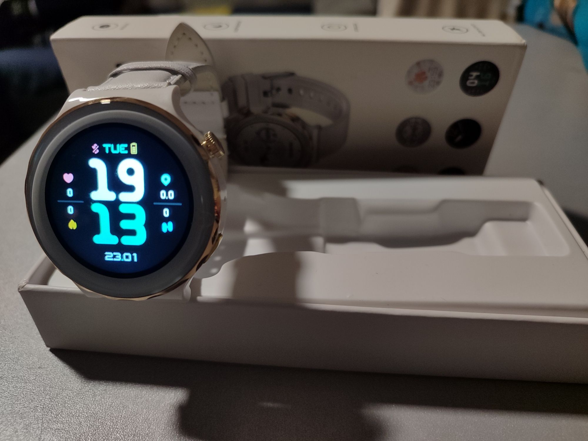 Nowy piękny biały smartwatch bluetooth zegarek