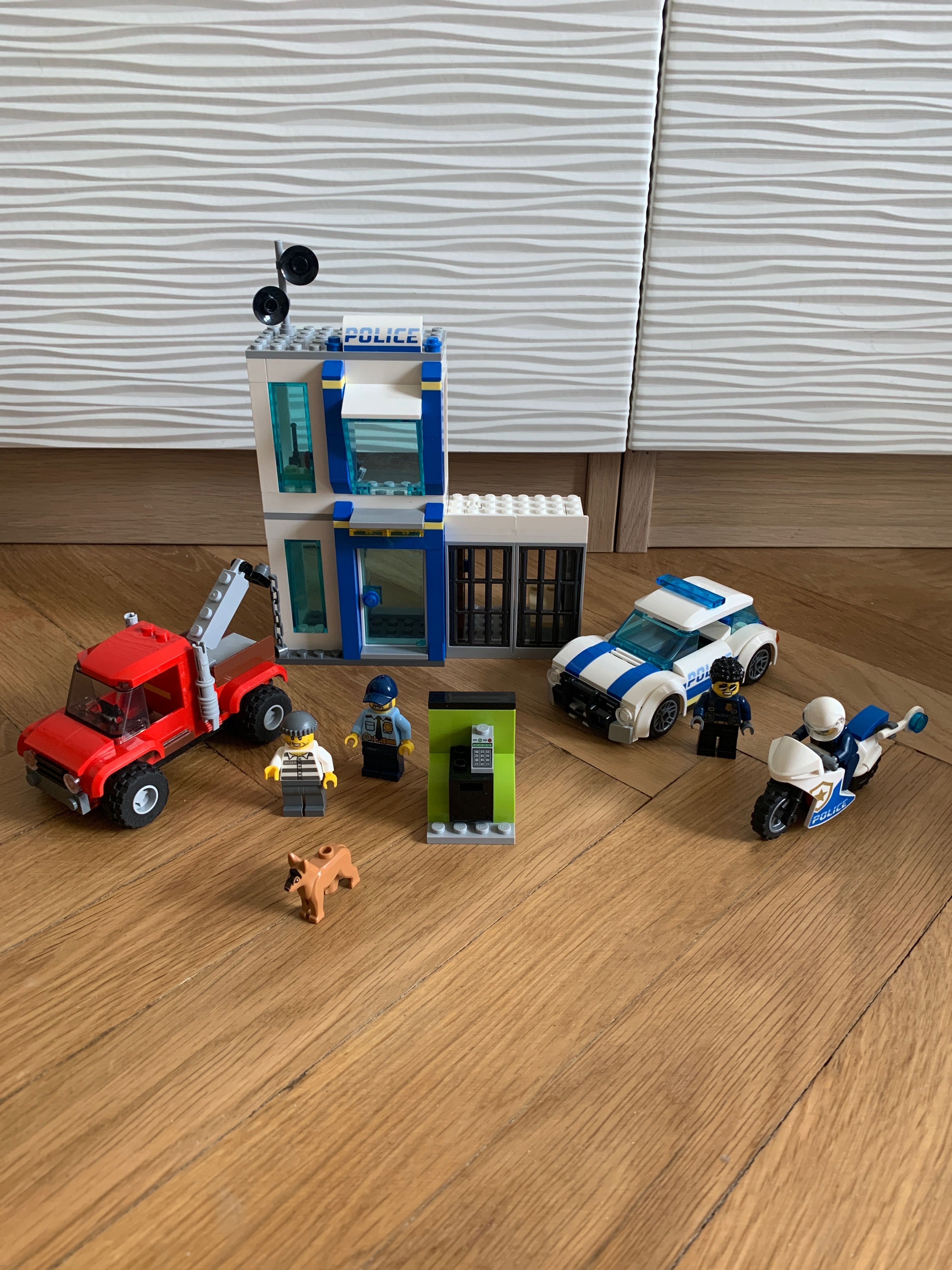 LEGO City 60270 posterunek policji ze złodziejaszkami