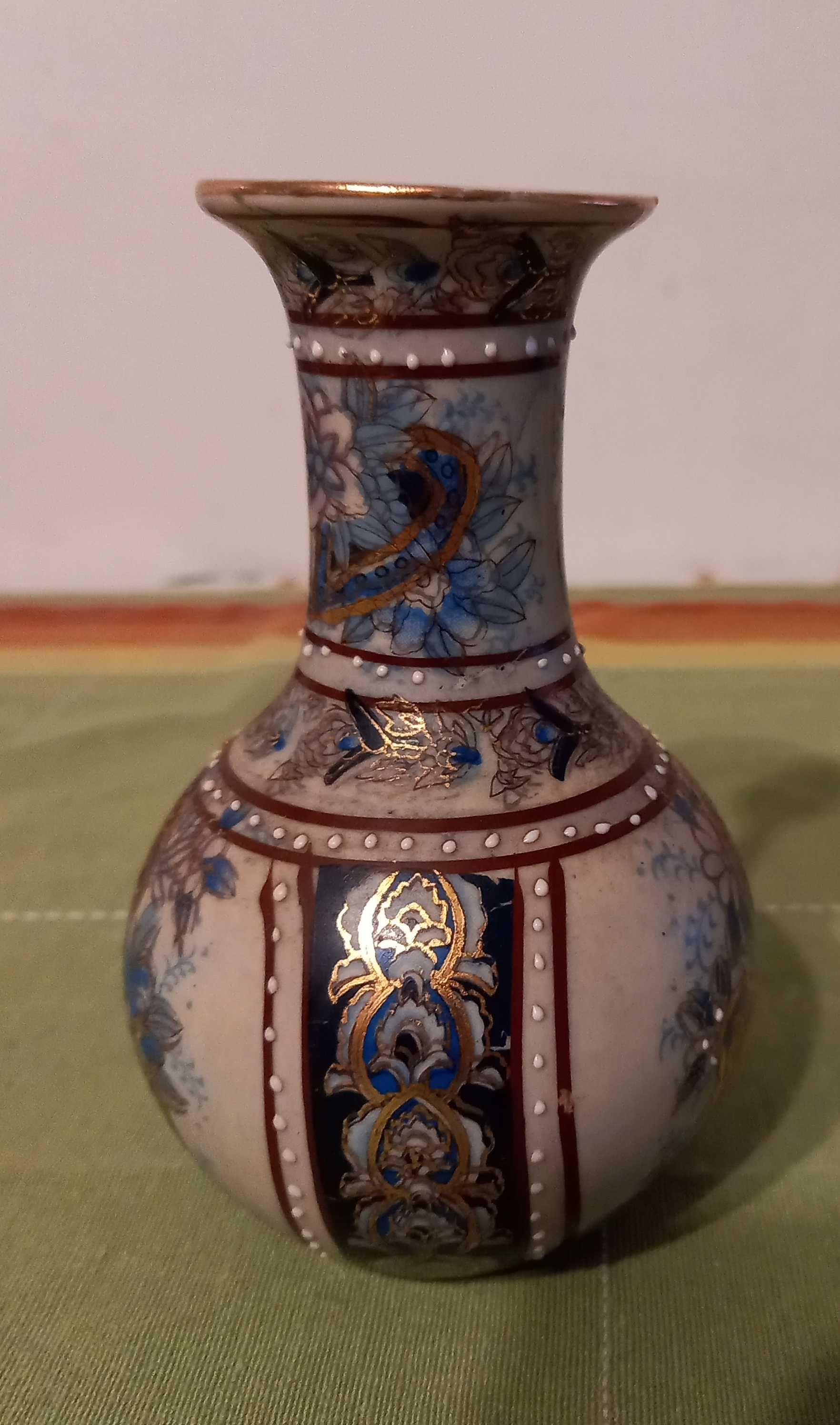 Chiński porcelanowy wazonik