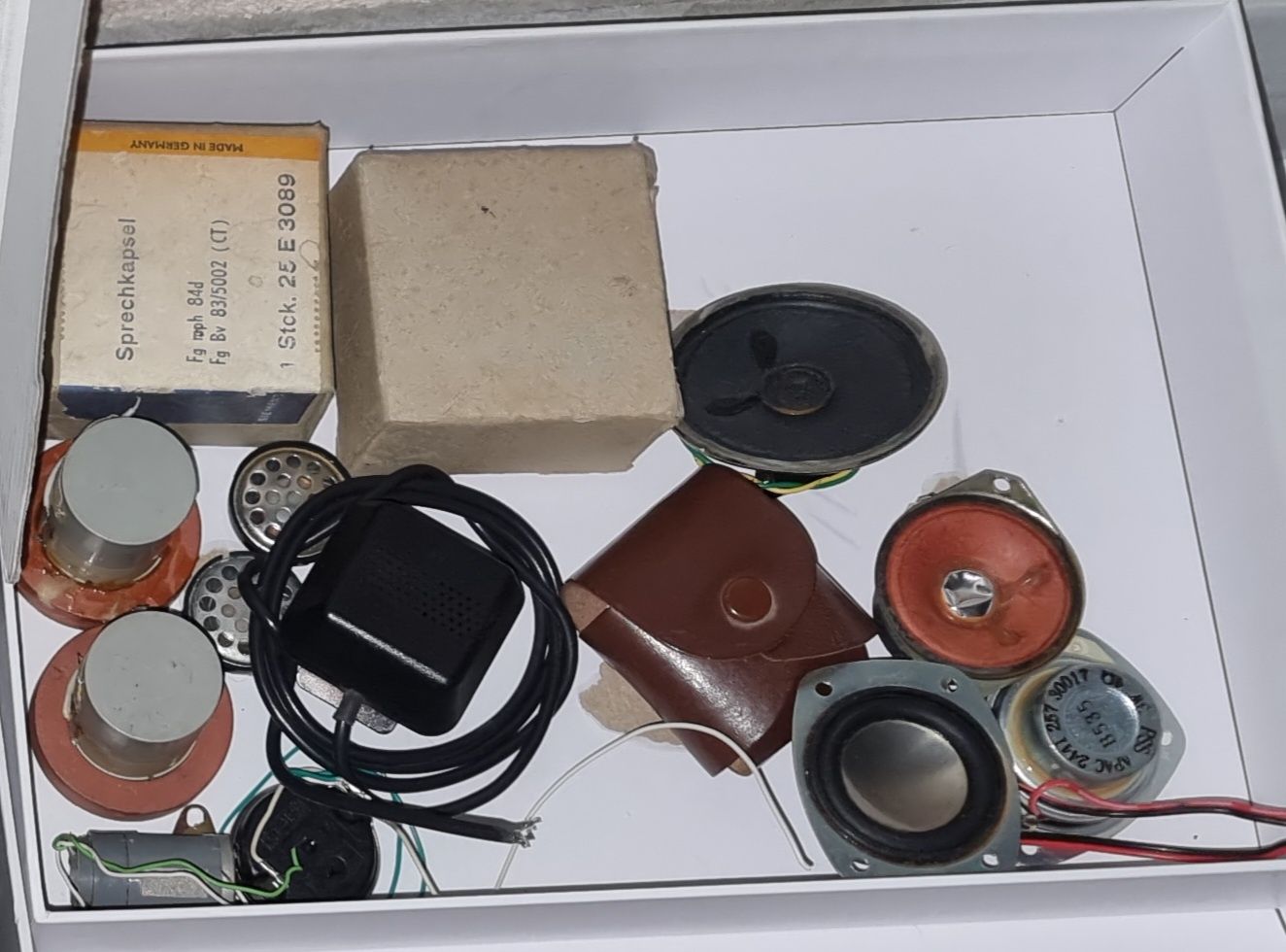 Milhares de componentes eletrónicos