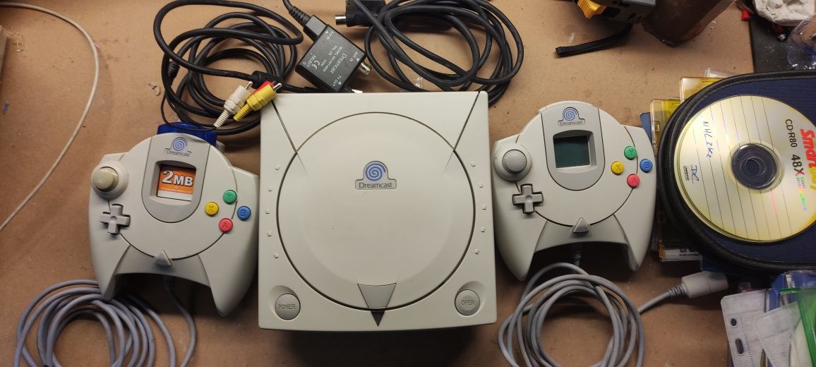 Sega Dreamcast com 2 comandos