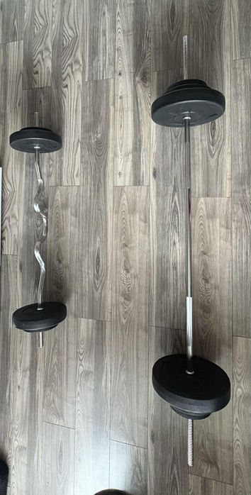 Dwie sztangi z obciążeniem