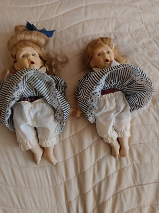 Duas bonecas em porcelana  vintage."gêmeas".