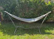 Cama Rede c/suporte + Mesa + 2 Cadeiras madeira