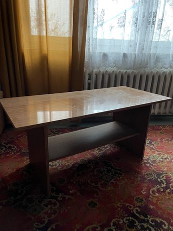 Stół z czasów PRLu