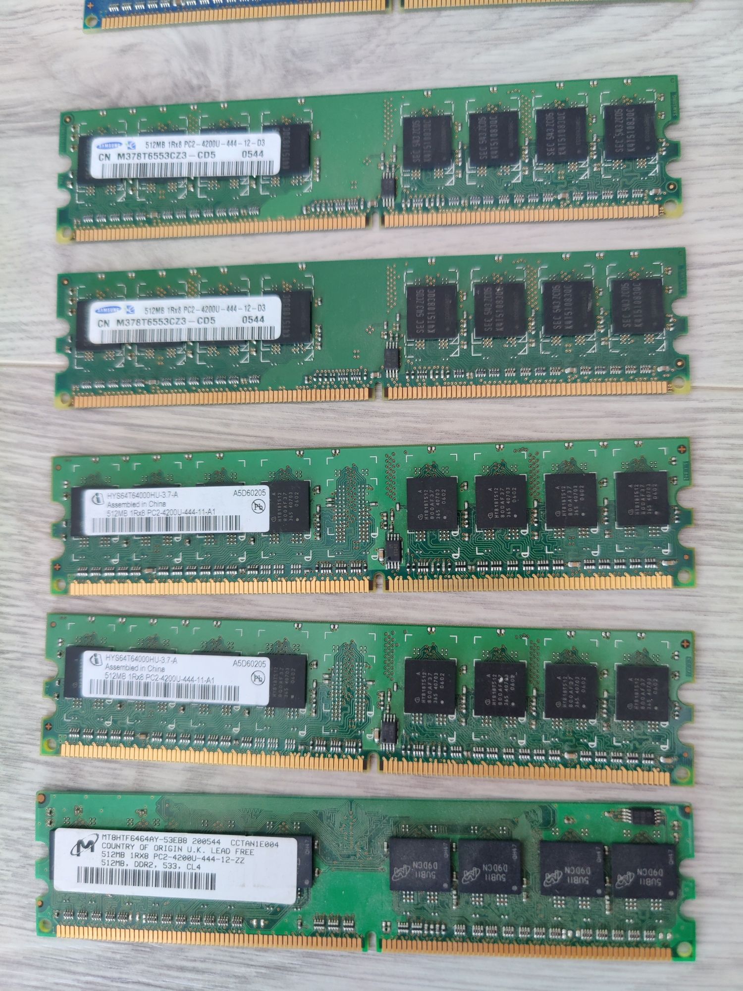 Zestaw pamięci RAM DDR2 i DDR