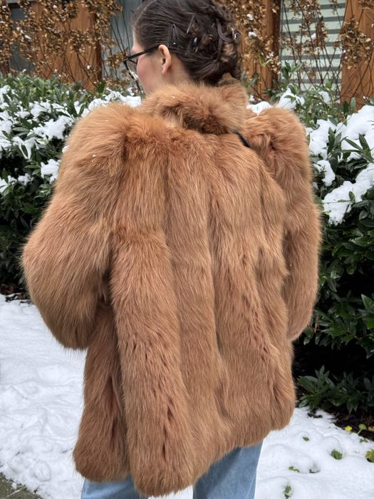Krotkie puszyste futro naturalne z farbowanego lisa polarnego