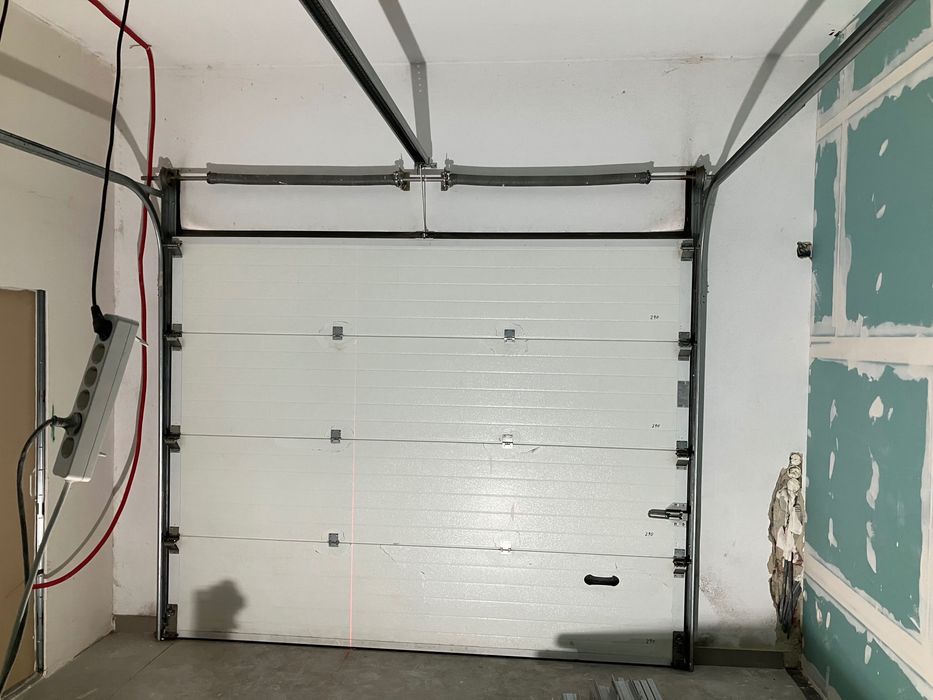 Portão de garagem com motor elétrico